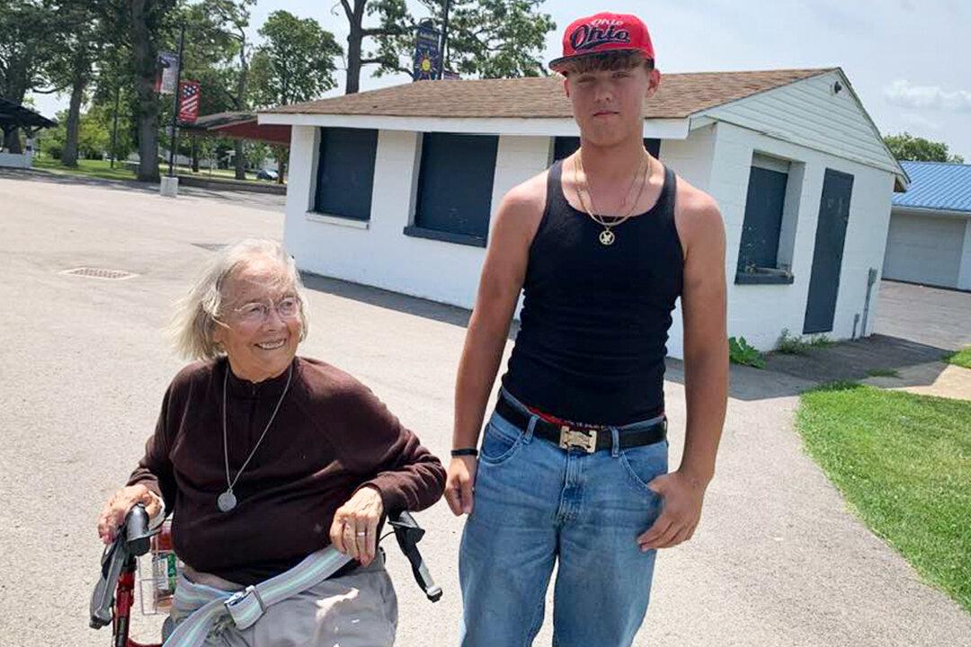 Helpful Teen Refuses Gift of Money After Rushing to Save Elderly Woman Who Fell in a Park