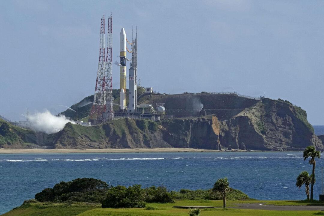 Japan Suspends H-IIA Rocket Launch for Moonshot Because of Strong Winds