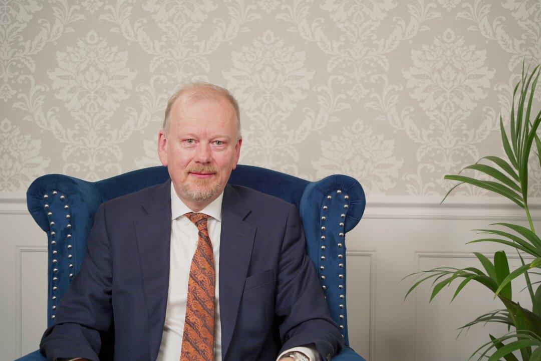 Politicians Need to Turn Their Phones Off, Economist Says