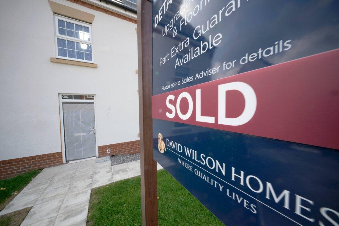 UK House Sales Slowest in Decade Amid Mortgage Rate Surge, Says Zoopla
