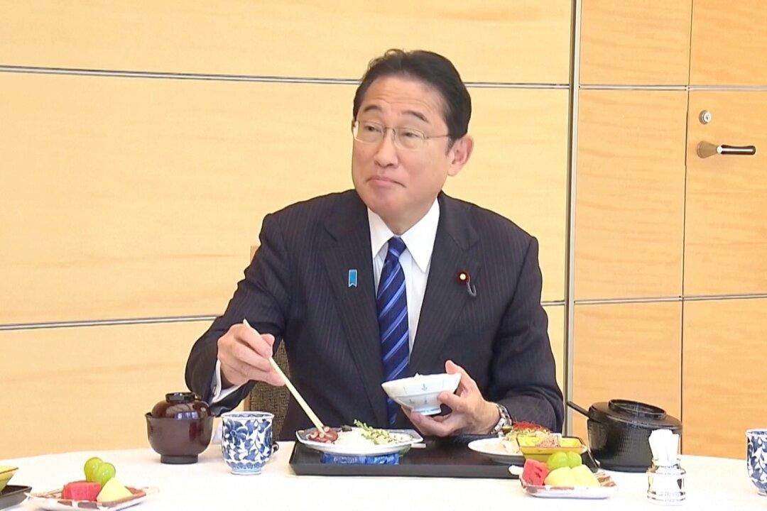 Japanese PM Kishida and Ministers Eat Fukushima Sashimi for Lunch Amid Beijing Seafood Imports Ban