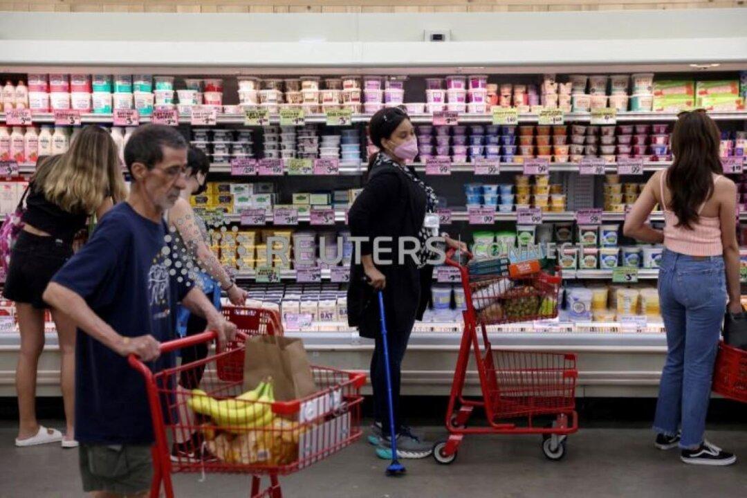 US Consumer Spending Accelerates; Declining Savings a Red Flag