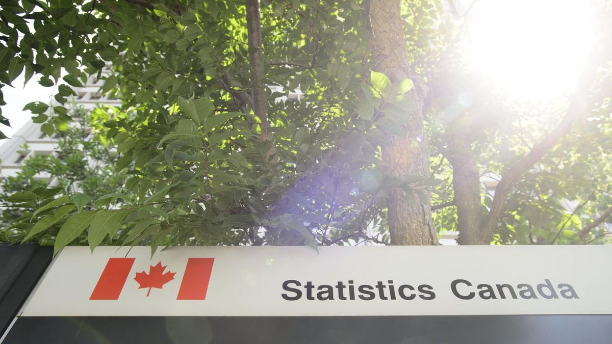Economists See Bank of Canada Holding on Rates After Surprise GDP Contraction