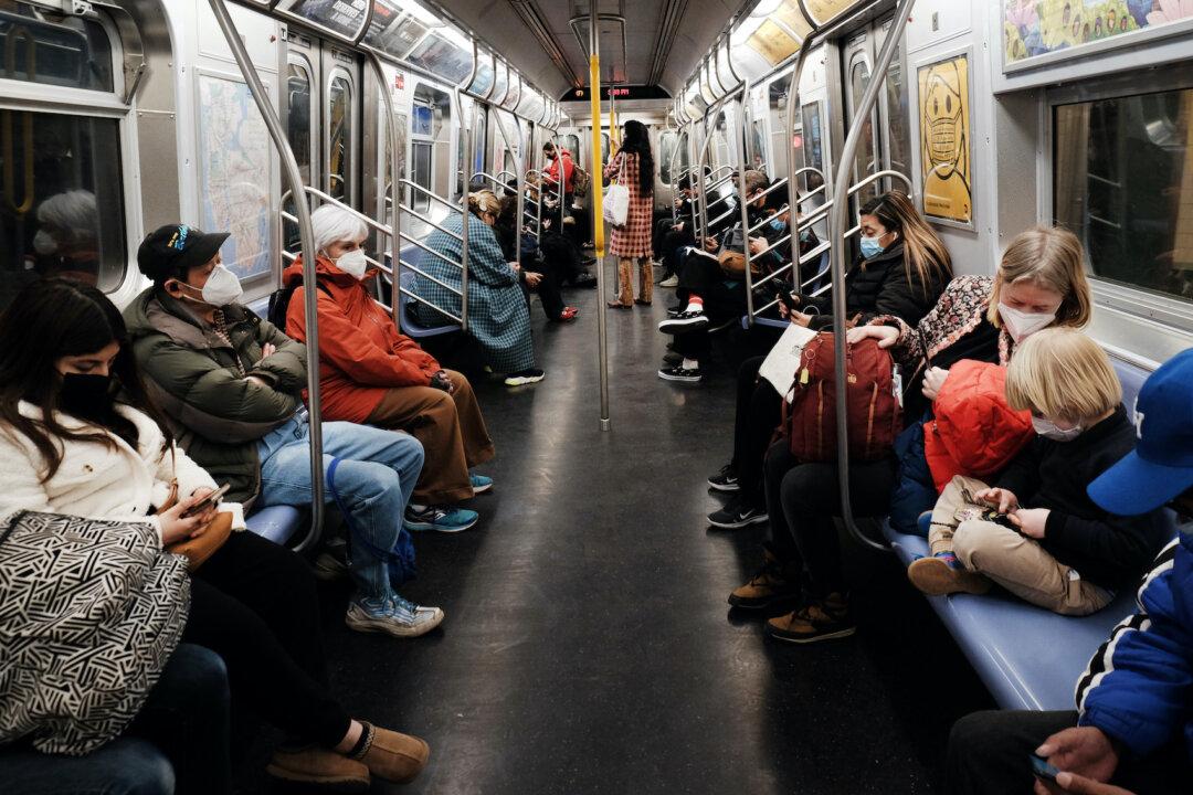 New Yorkers Advised to Mask Up for Holiday Weekend as COVID Fear Spreads