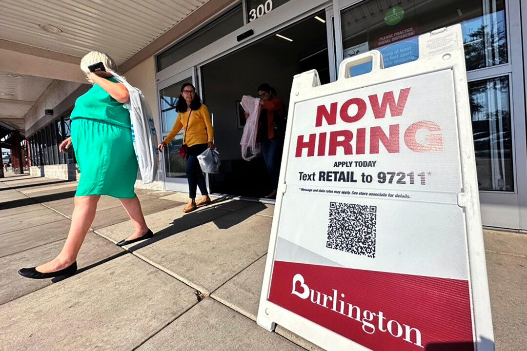 US Applications for Unemployment Benefits Fall to Lowest Level in 7 Months