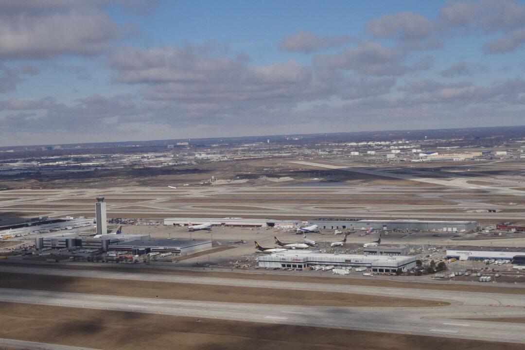 Hundreds of Illegal Immigrants Temporarily Sheltering at O’Hare International Airport, Police Stations: Reports