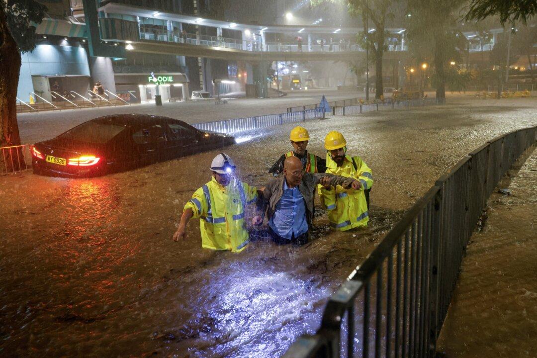 Hong Kong, Shenzhen Deluged by Heaviest Rain on Record