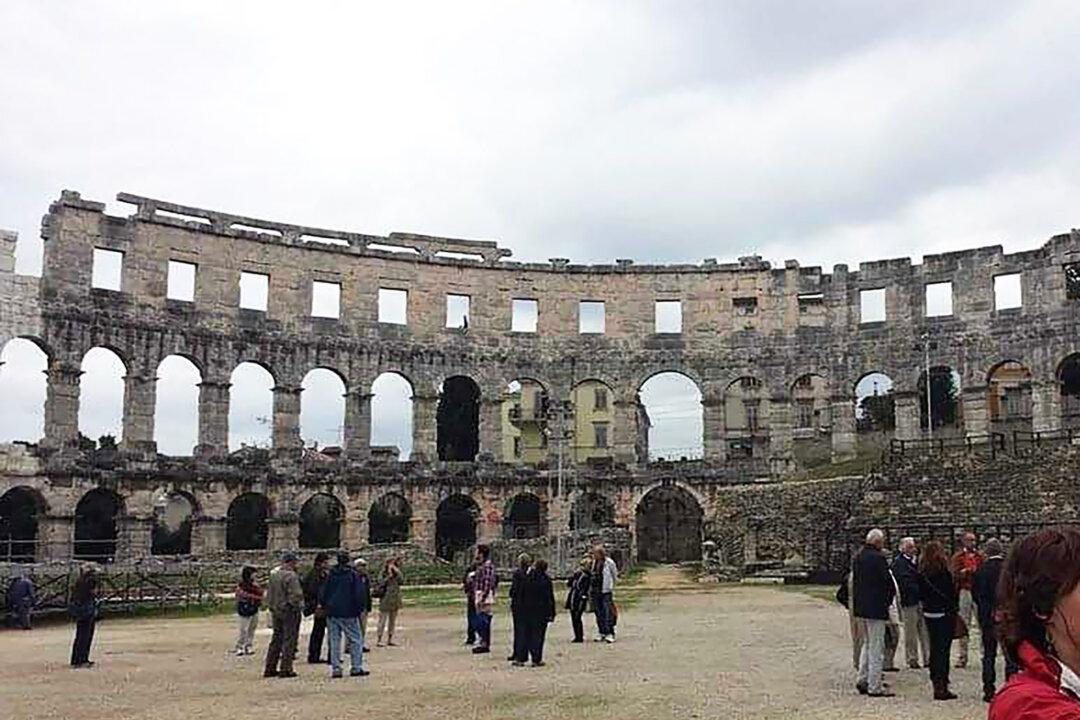 More Americans Plan Vacations, Even as They Sour on the Economy