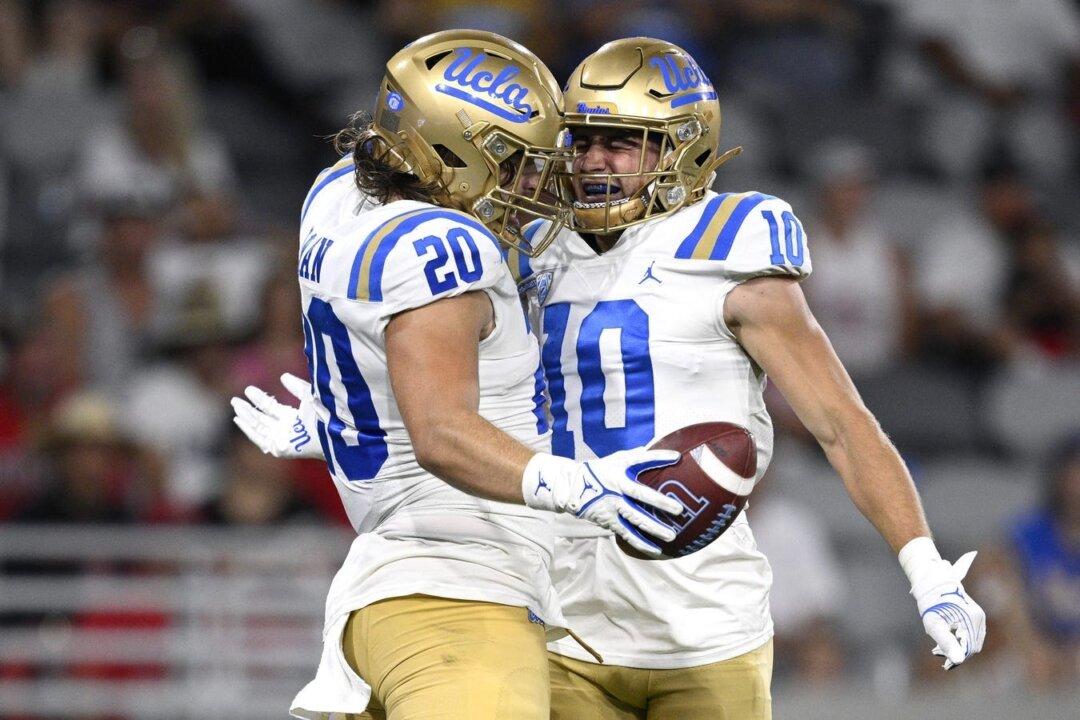 UCLA Rolls Past San Diego State 35–10