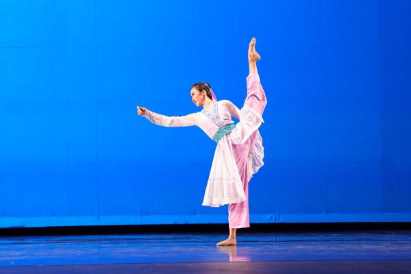 Bella Fan performs "Moonlight Mist" in the semifinal round of the NTD International Classical Chinese Dance Competition in Purchase, N.Y., on Sept. 9, 2023. (Larry Dye)