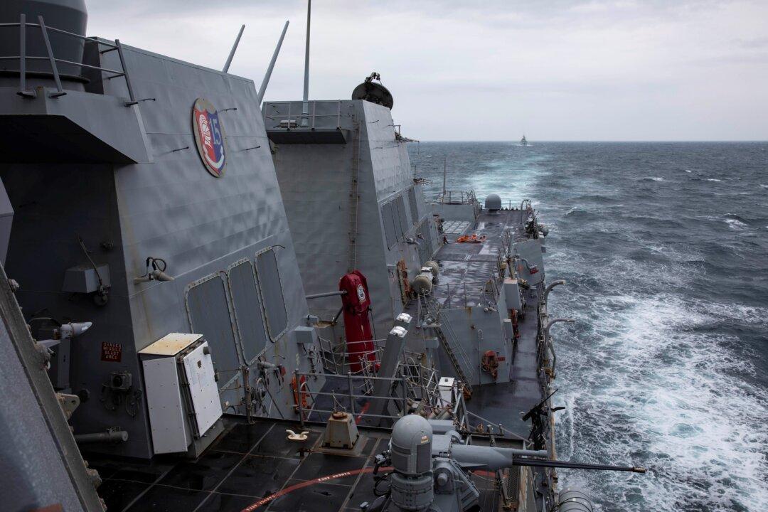 US Sends Fleet Destroyer Through Taiwan Strait, China Sends Warning
