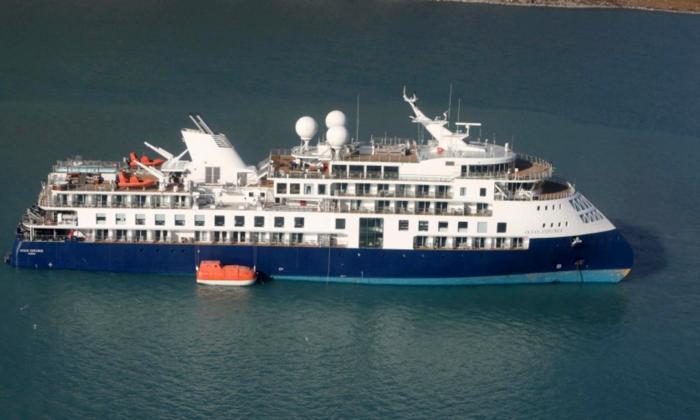 Trawler’s Attempt Fails to Free Grounded Cruise Ship in Greenland