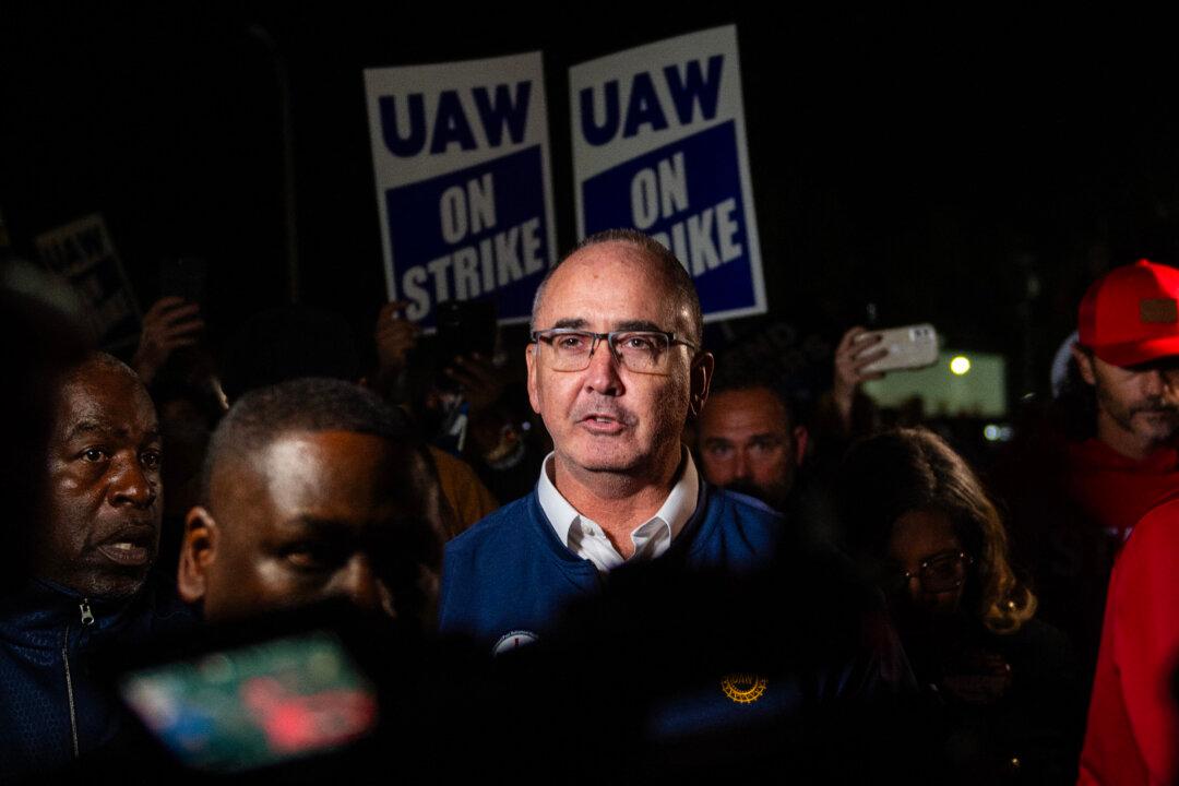 UAW Sets New Deadline to Escalate Strike If No Breakthrough in Talks