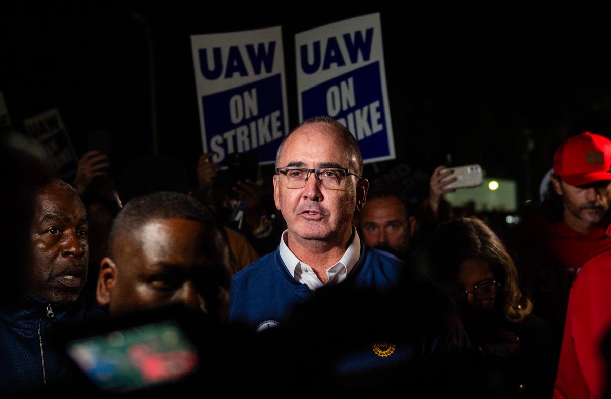UAW Sets New Deadline to Escalate Strike If No Breakthrough in Talks