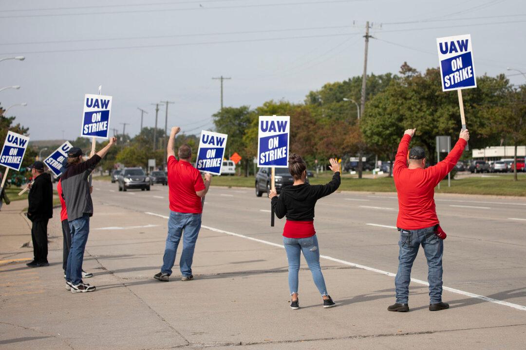 UAW to Resume Negotiations With Stellantis After Rejecting Latest Proposal