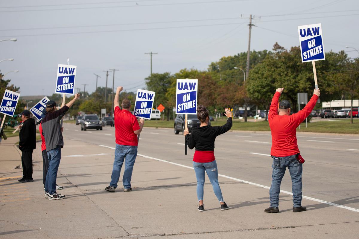 UAW to Resume Negotiations With Stellantis After Rejecting Latest Proposal