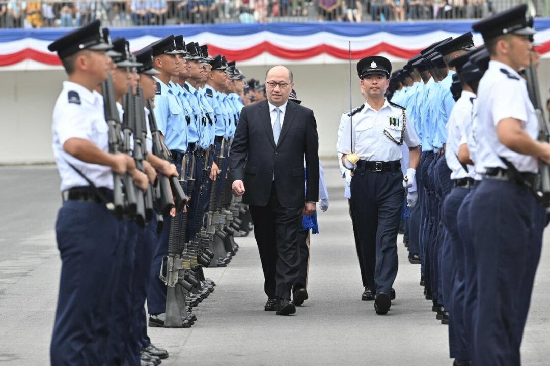 Zheng Yanxiong Review of the Hong Kong Police Force May Symbolize a Takeover by the Liaison Office