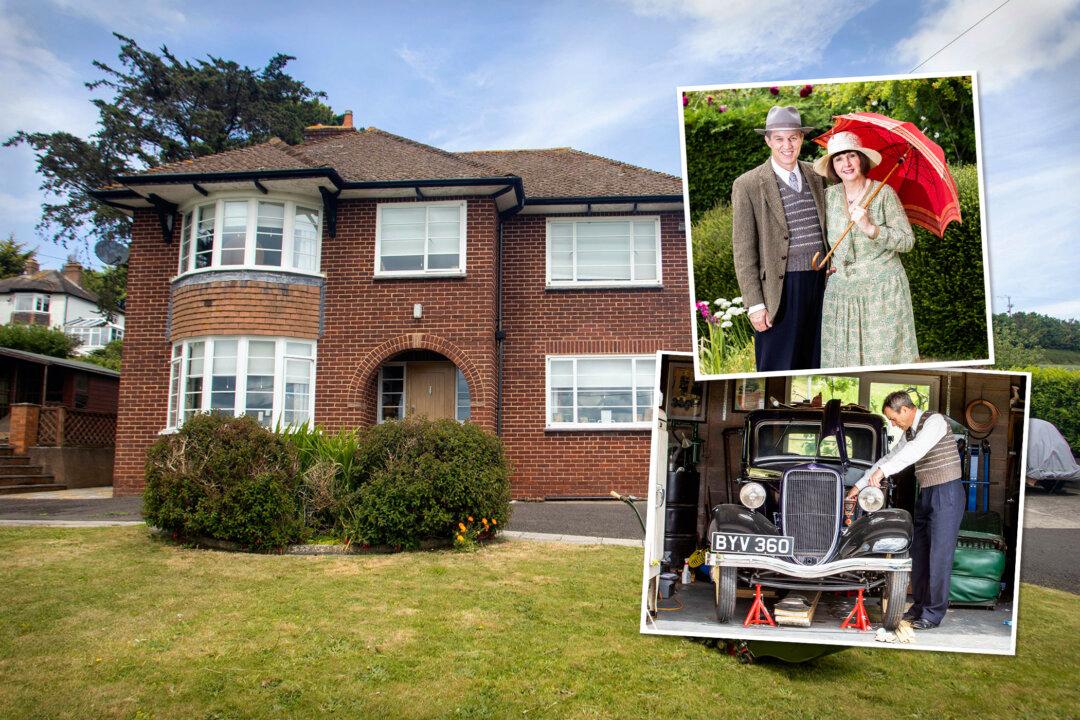 Couple Scraps Modern Life to Live Like the 1930s—They Even Pay in Cash and Do Washing Using a Mangle