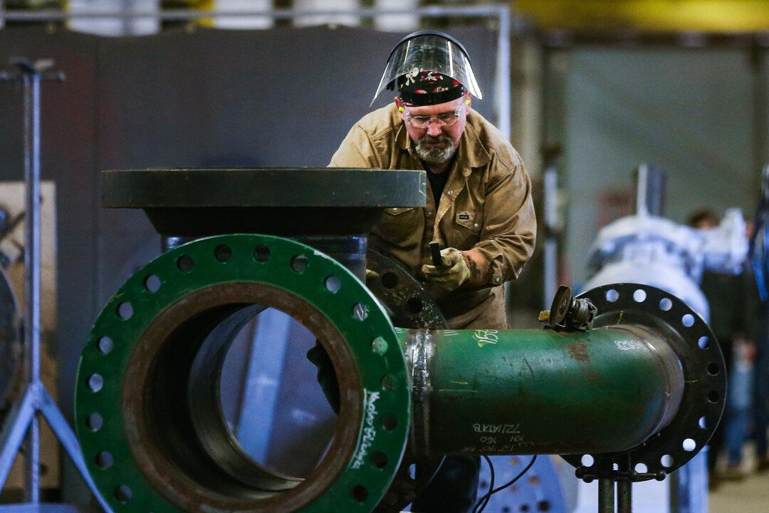 US Manufacturing Finishes 2024 in Prolonged Slump, Survey Finds