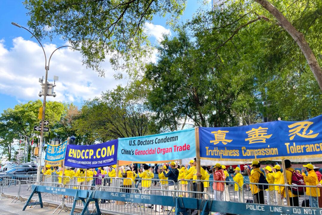 Falun Gong Adherents Stand Up for Human Rights Outside UN General Assembly