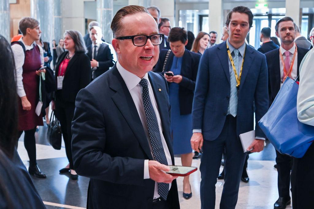 Qantas Cuts Bonuses for Ex-CEO Alan Joyce Amid Damaging Lawsuits