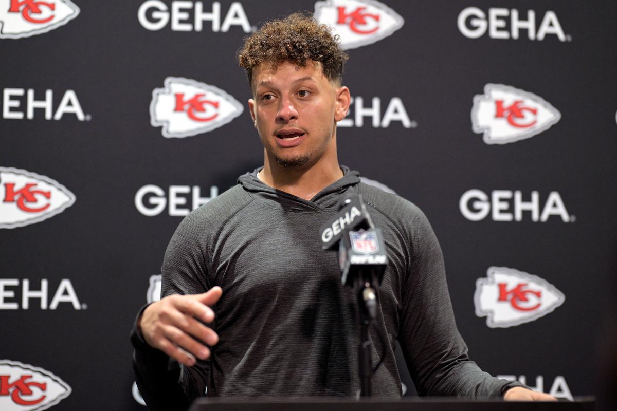 Patrick Mahomes Goes Berserk on Sidelines as Chiefs Lose to Bills, Blames Referees