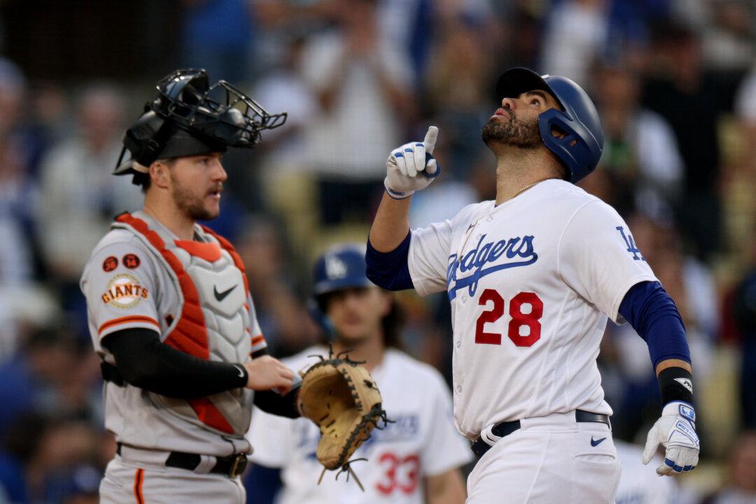 Kershaw Tosses 2-Hit Ball Over 5 Innings and Dodgers Beat Giants 7–0