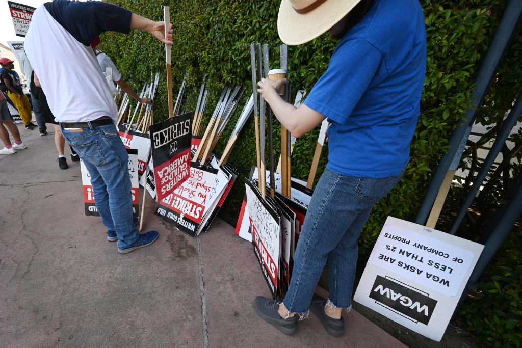 Hollywood Writers Reach Tentative Agreement With Major Studios