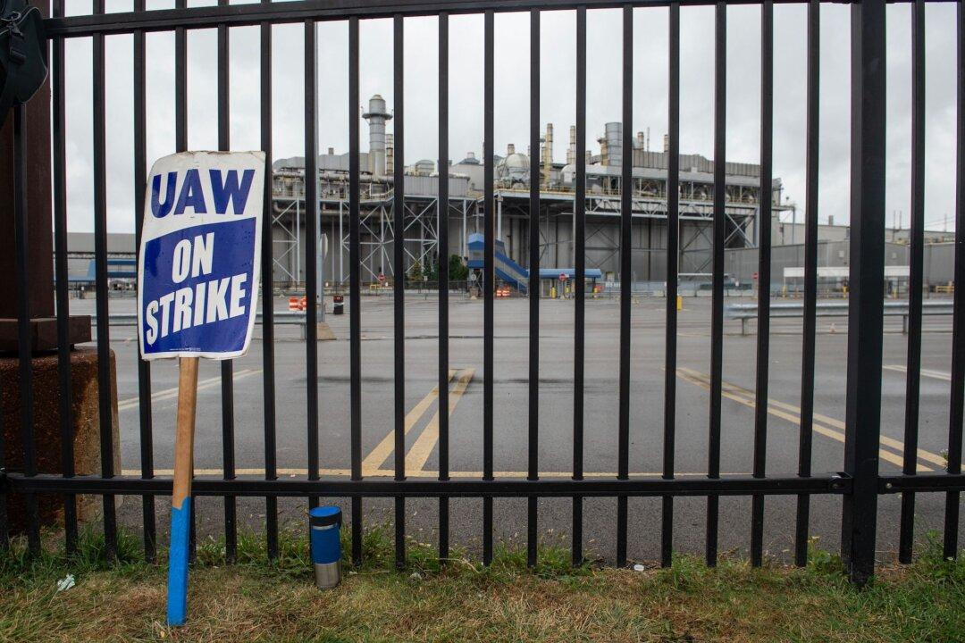 Car Plows Into 5 UAW Strikers Outside General Motors Plant in Michigan