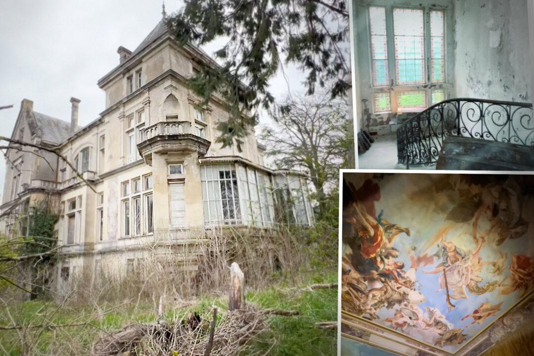 Urban Explorer Stumbles On Haunting Abandoned Mansion, Discovers Awe-Inspiring Objects Inside