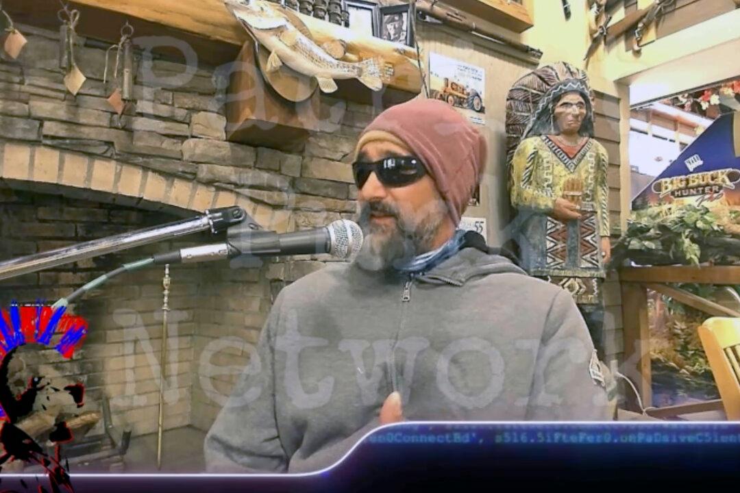 Mysterious Jan. 6 Figure Says He’s Not a Federal Agent or Provocateur