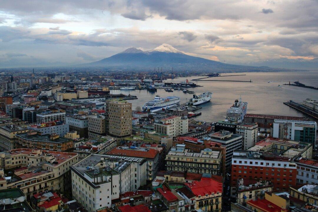 Earthquakes Hit Italy Super Volcano, Raising Spectre of Evacuations