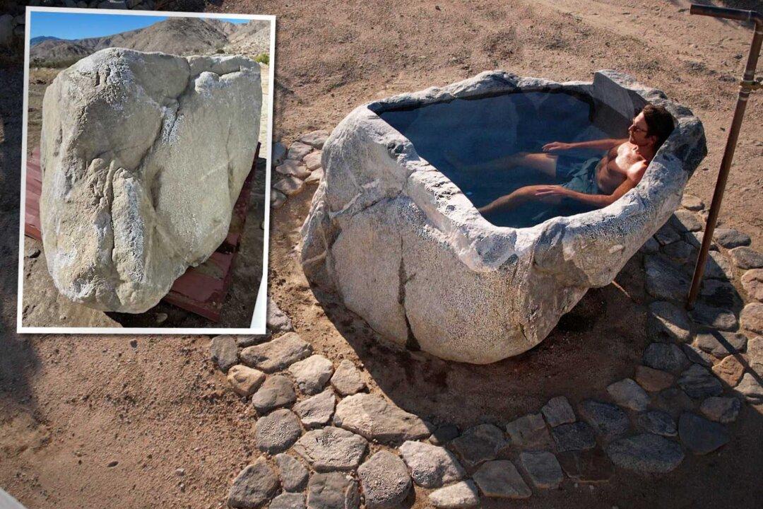 Man Finds 25,000-Pound Rock in Yard, Spends 6 Months Making Stone Bathtub—And the Results Are So Satisfying