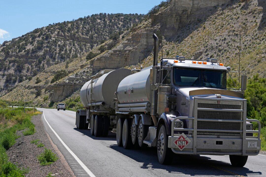 US Government Estimates Economy Grew Last Quarter at a 2.1 Percent Rate, Unchanged From Previous Projection