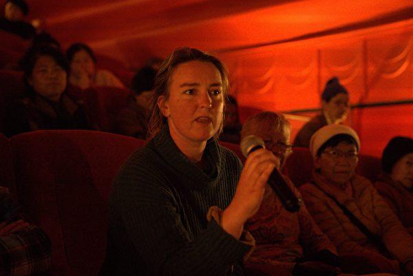An audience member asked questions after watching "State Organs" in Melbourne, Australia, on Oct. 26. (Tien Nguyen / The Epoch Times)