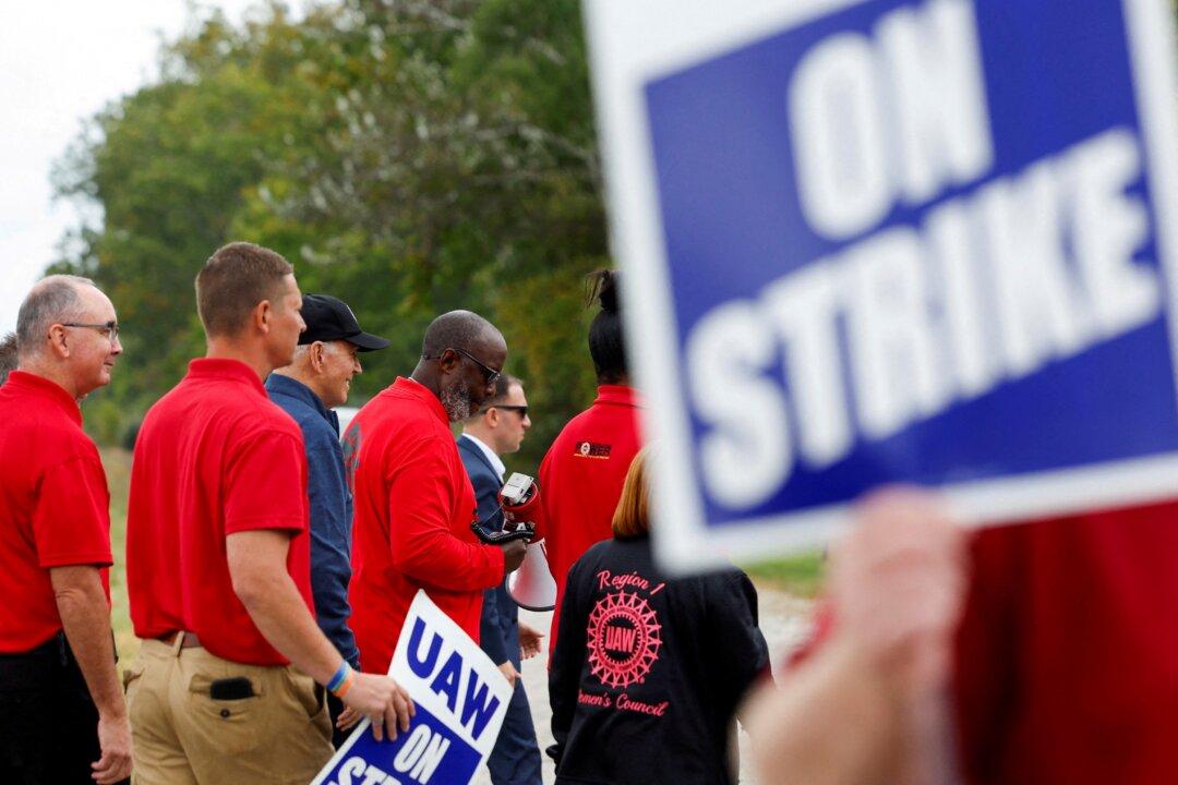 Nearly 9,000 Ford Kentucky Truck Plant Workers Walk Out in ‘New Phase’ of UAW Strike