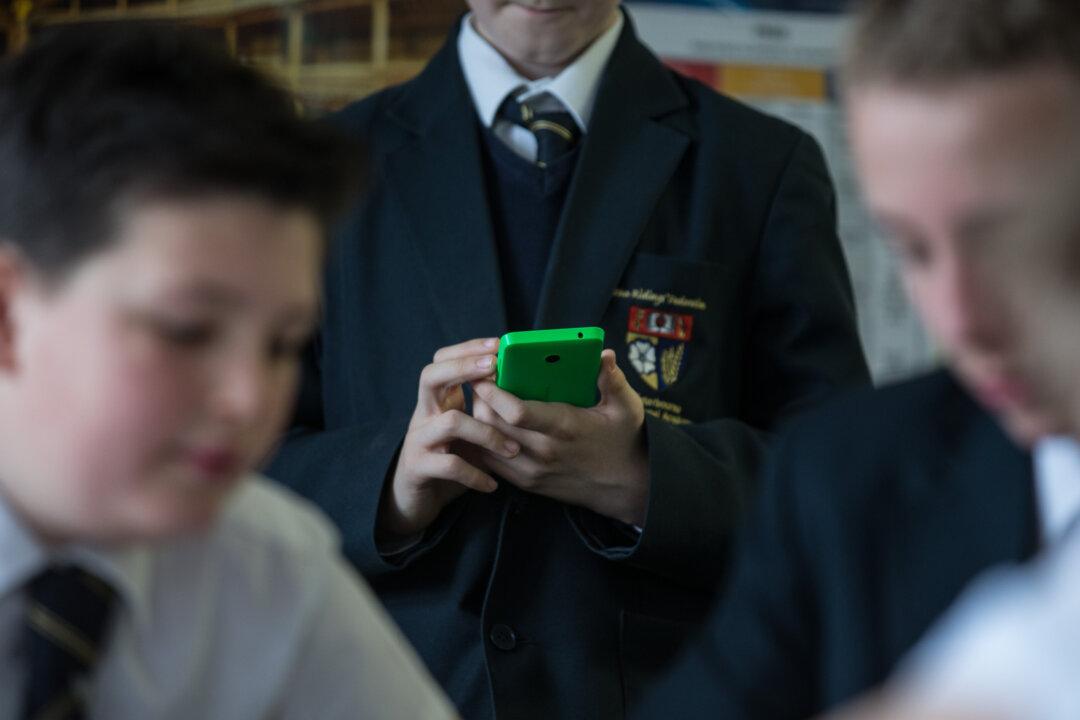 Government Offer Guidance on How to Ban Phones in Schools in England