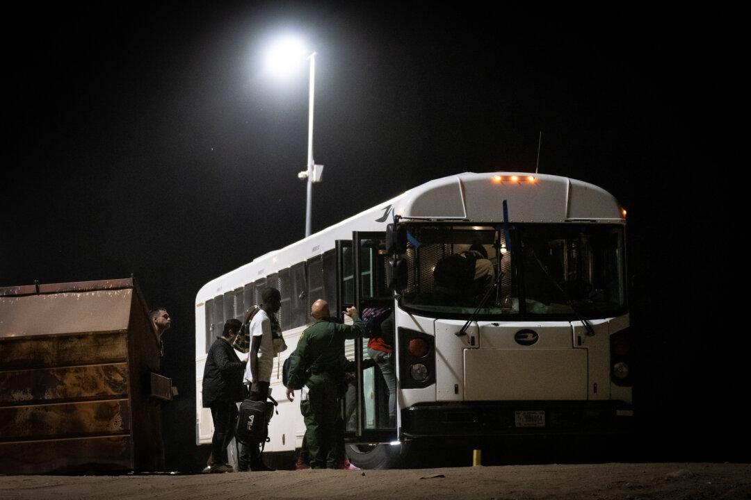 Arizona Border Towns Facing Surge of Illegal Migrant ‘Drop-Offs’