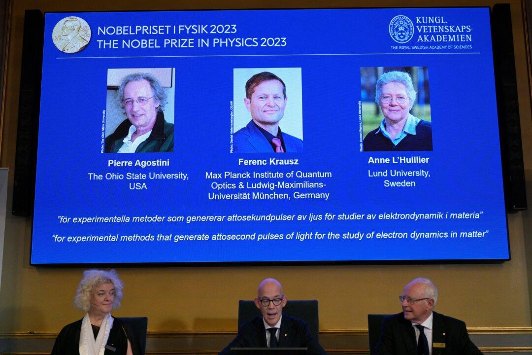 Trio Win Nobel Physics Prize for Lighting up Secrets of the Atom