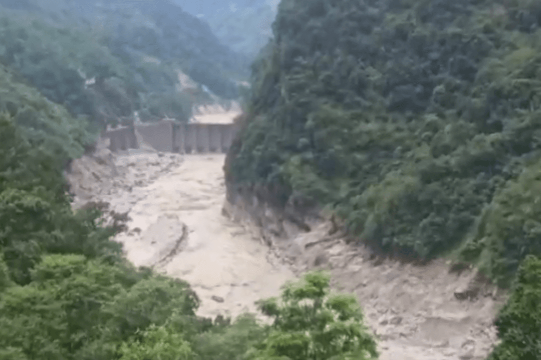 Himalayan Lake Flooding Kills 14, More Than 100 Missing in India