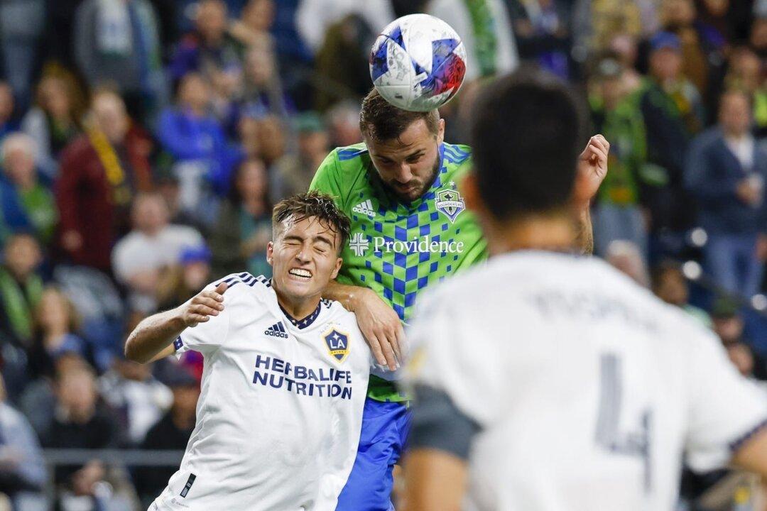 Last-Minute Goal Sends Sounders Past Galaxy, Into Playoffs
