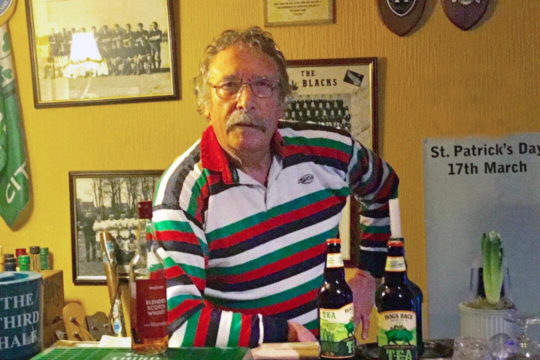 Man Who Has Never Owned a Smartphone Believes They’re a ‘Plague’ and a ‘Terrible Deterioration of Life’