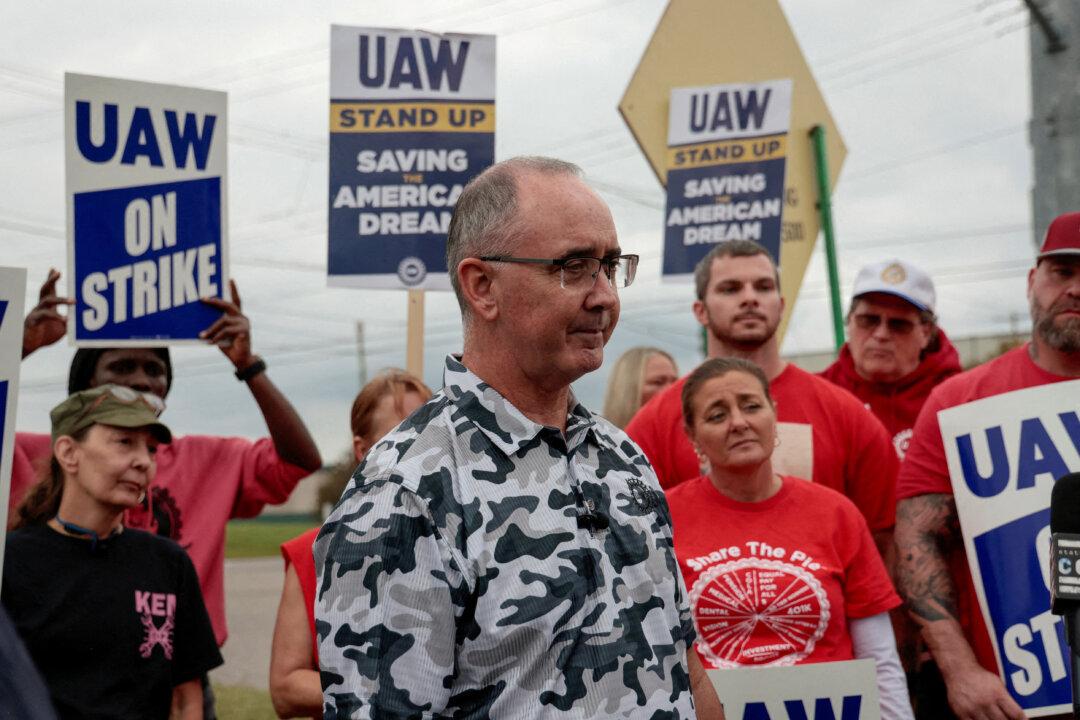 Auto Workers Stop Expanding Strikes Against Detroit Three After GM Makes Battery Plant Concession