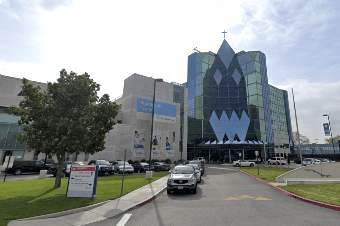 Hundreds of St. Francis Medical Workers Go on Strike in Lynwood