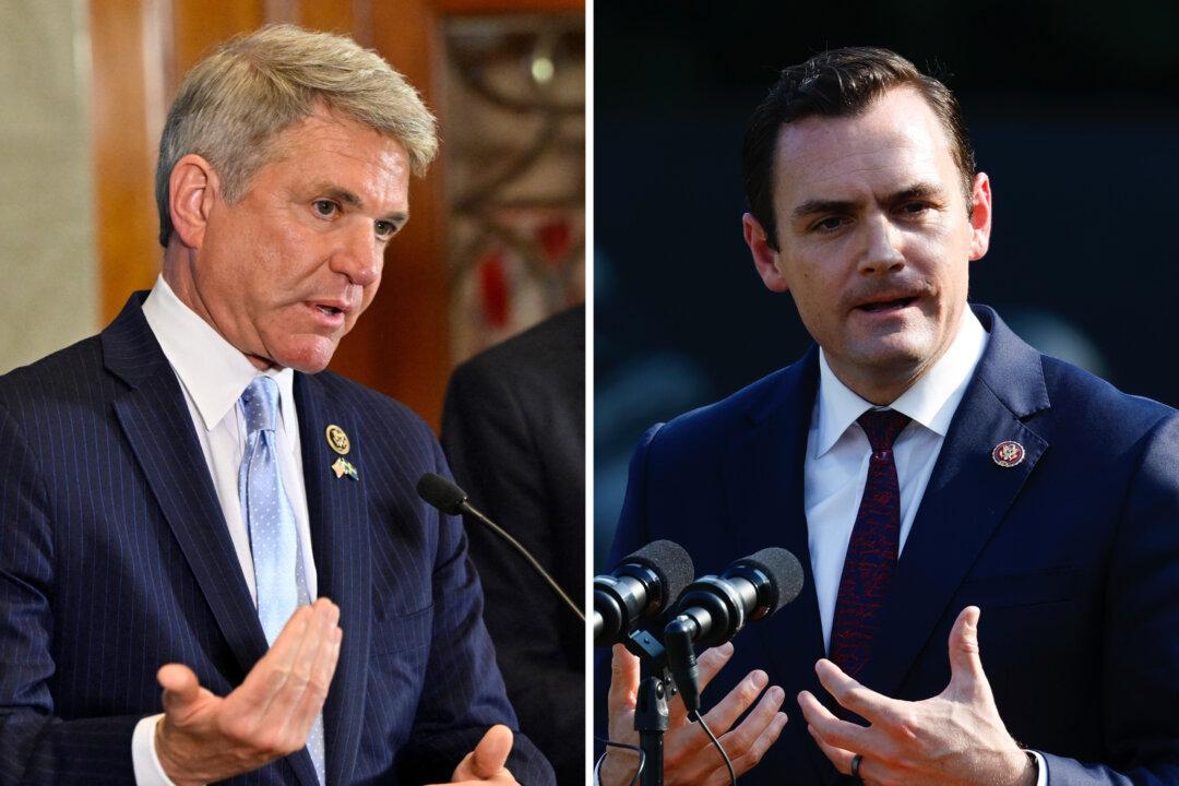 US Lawmakers Urge White House to Strengthen China Chip Regulations