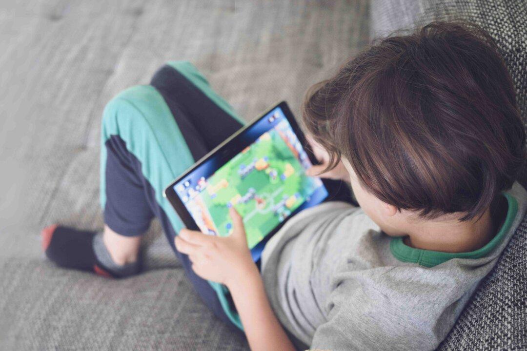 7 Minutes Outside: The Collapse of Childhood Play