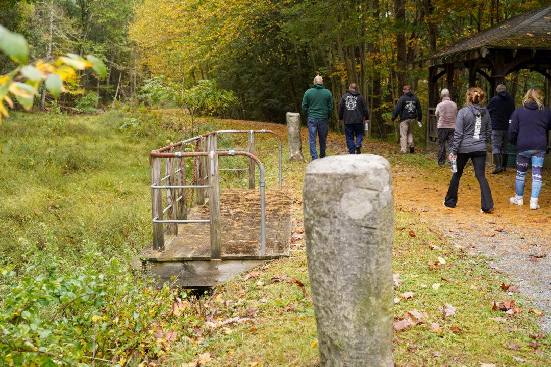 Cuddebackville Residents Recall D&H Canal Memories on Guided Walk