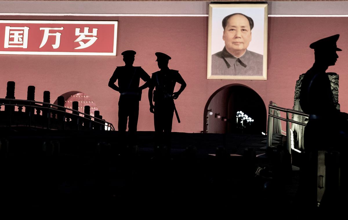 CCP Cuts Police Force, Experts Point to Economic Crisis and Past Collapses of Former Communist Regimes