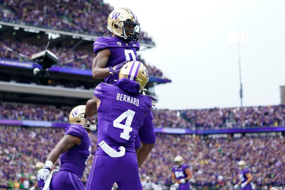 Late TD Pass by Penix Jr. Lifts No. 8 Washington to Wild 36–33 Win Over No. 7 Oregon