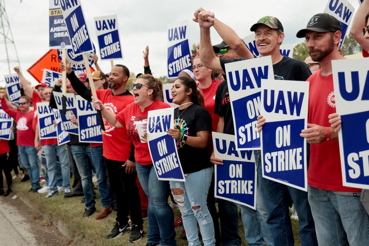 Car Union Expands Strike Again, Targets GM’s Largest Moneymaking Plant